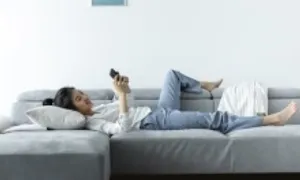 Suốt ruột với đứa em Gen Z ngày đi học, tối 'cày game'